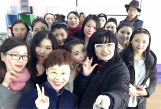 羽翼國(guó)際白領(lǐng)麗人形象設(shè)計(jì)培訓(xùn)課堂師生合影1