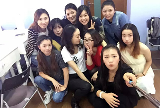 羽翼國(guó)際白領(lǐng)麗人形象設(shè)計(jì)培訓(xùn)課堂師生合影3