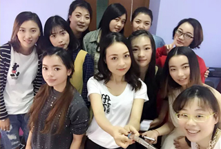 羽翼國(guó)際白領(lǐng)麗人形象設(shè)計(jì)培訓(xùn)課堂師生合影5