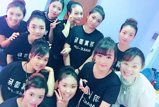 羽翼國(guó)際白領(lǐng)麗人形象設(shè)計(jì)培訓(xùn)課堂師生合影6