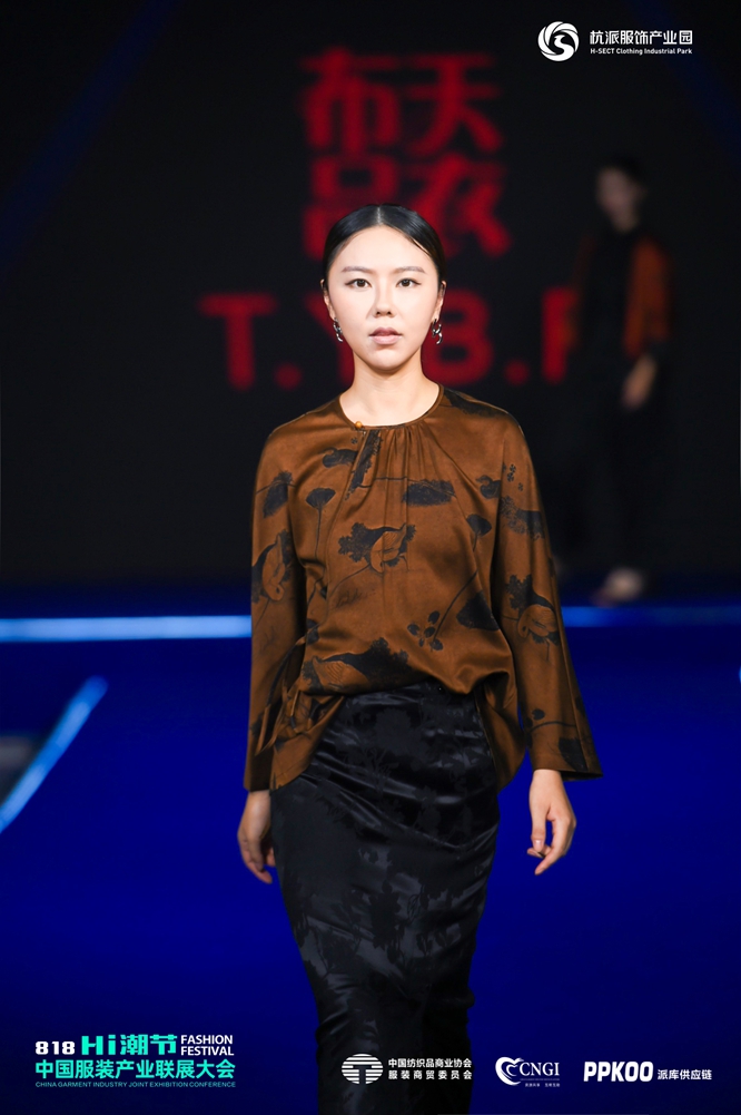 第6屆中國服裝產(chǎn)業(yè)公益年會國際時裝模特T臺秀